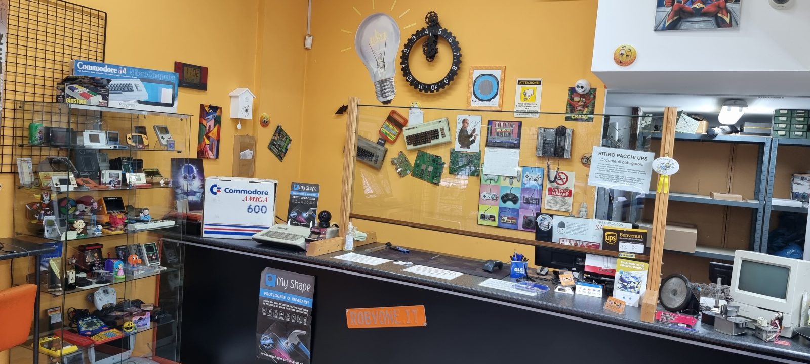 Il bancone di RobyOne e la collezione di console e computer d'epoca
