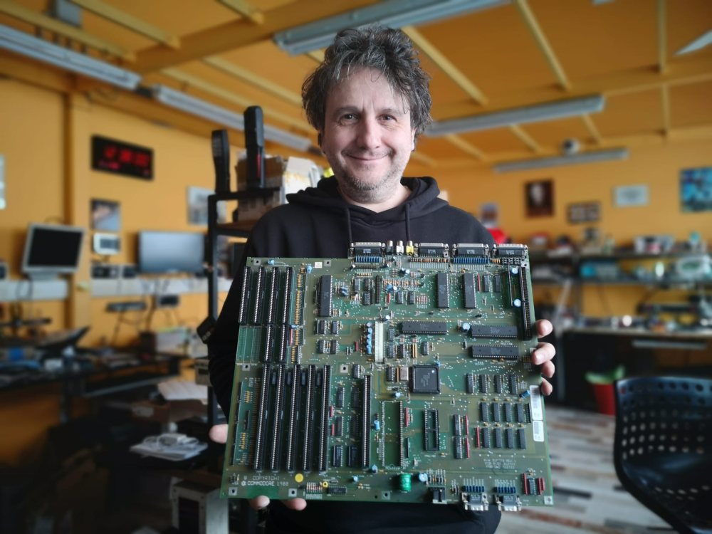Germano con la scheda madre di un Commodore Amiga 2000