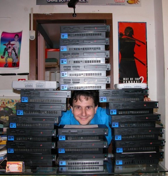 Germano e una pila di PlayStation 2